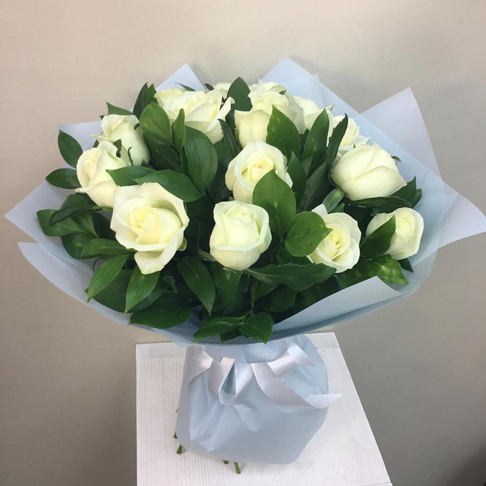 Букет 15 Белых роз Проуд в Итатский