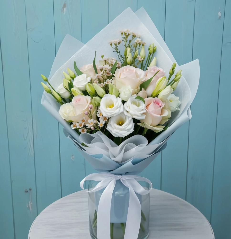 Букет цветов из: Розы и Лизиантусы в Итатский