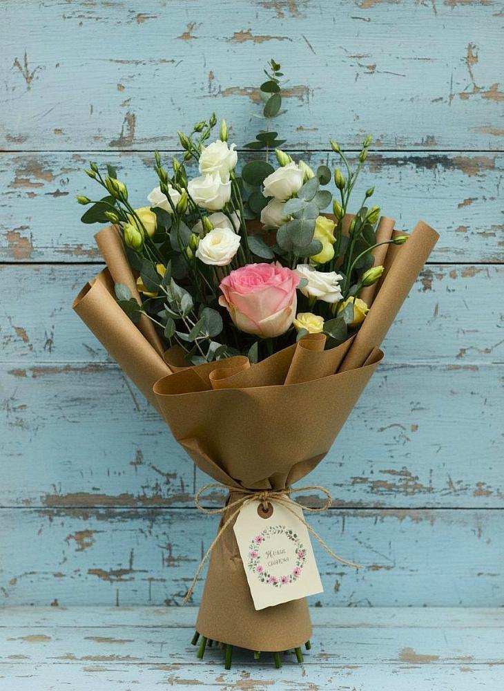 Букет цветов из: Розы и Лизиантусы в Итатский