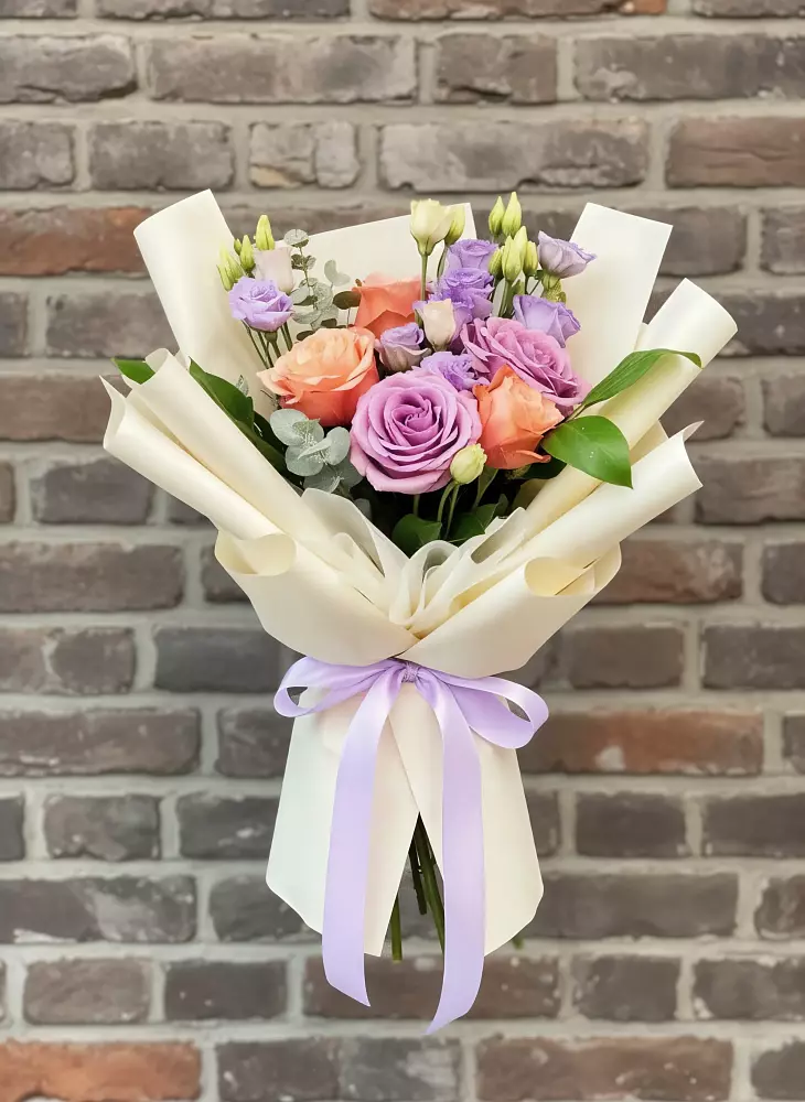 Букет цветов из: Лизиантусы и Розы в Итатский