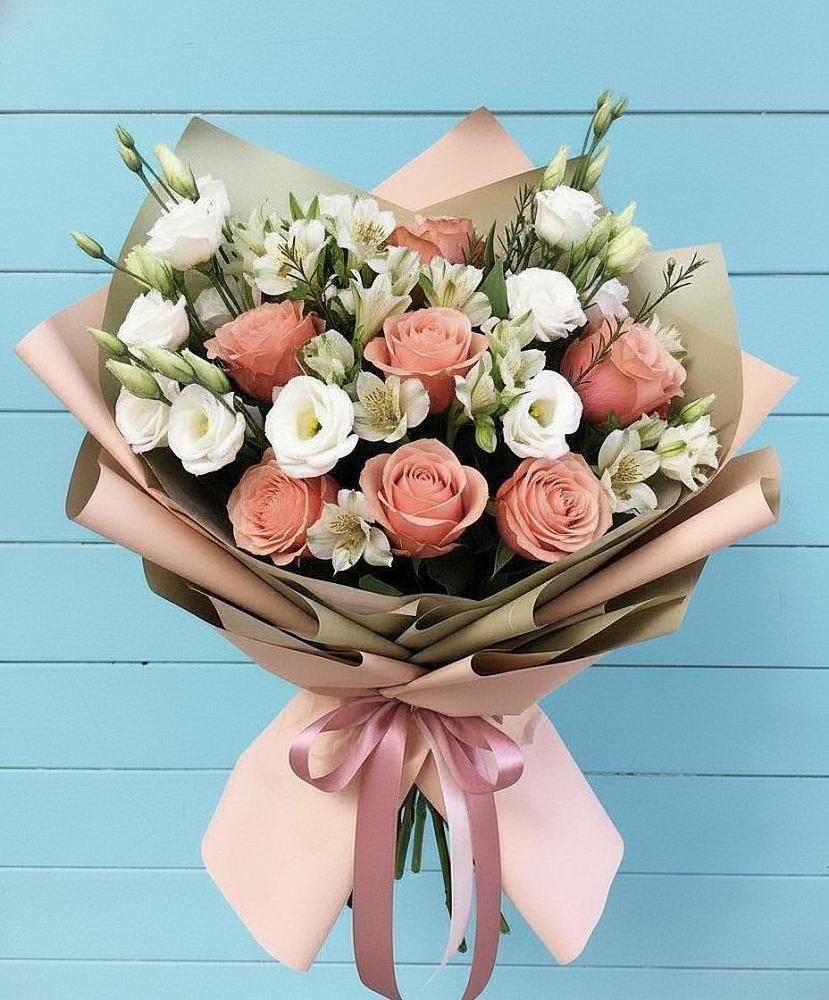 Букет цветов из: Розы, Альстромерии и Лизиантусы в Итатский