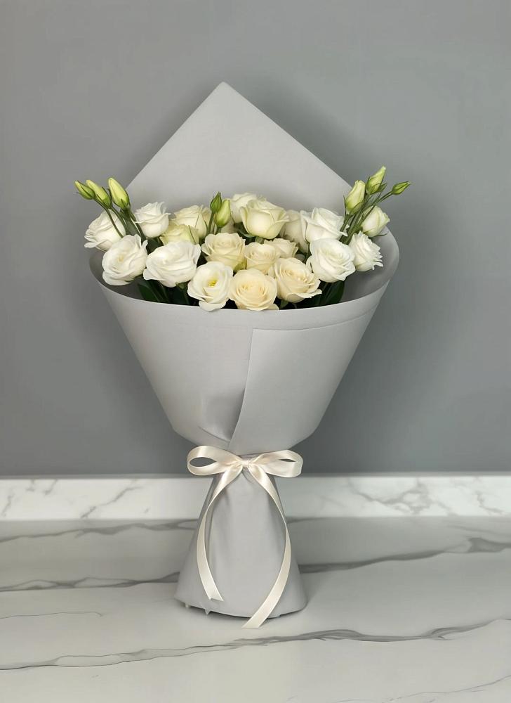 Букет цветов из: Розы и Лизиантусы в Итатский