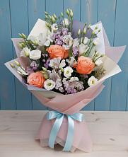 Букет цветов из:  Лизиантусы, Розы, Альстромерии и Гипсофила в Итатский