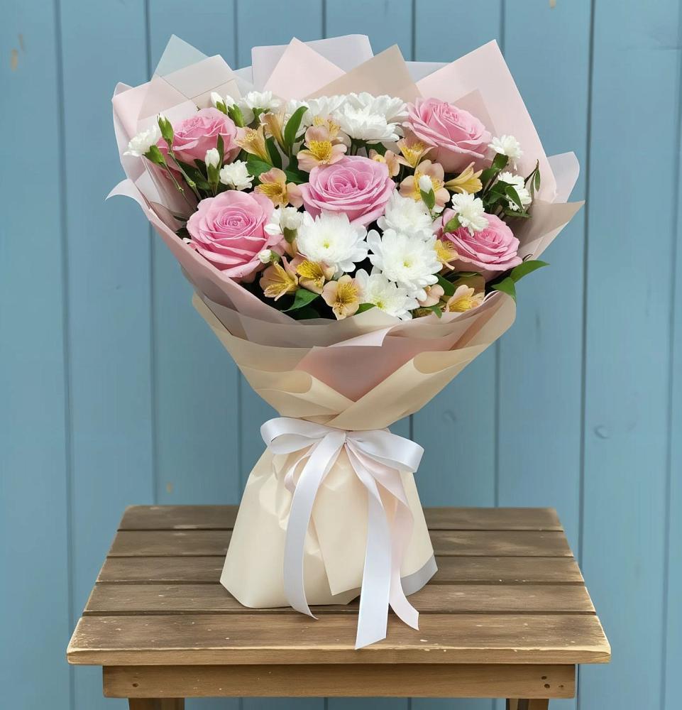 Букет цветов из: Гвоздики, Орхидеи и Розы в Итатский