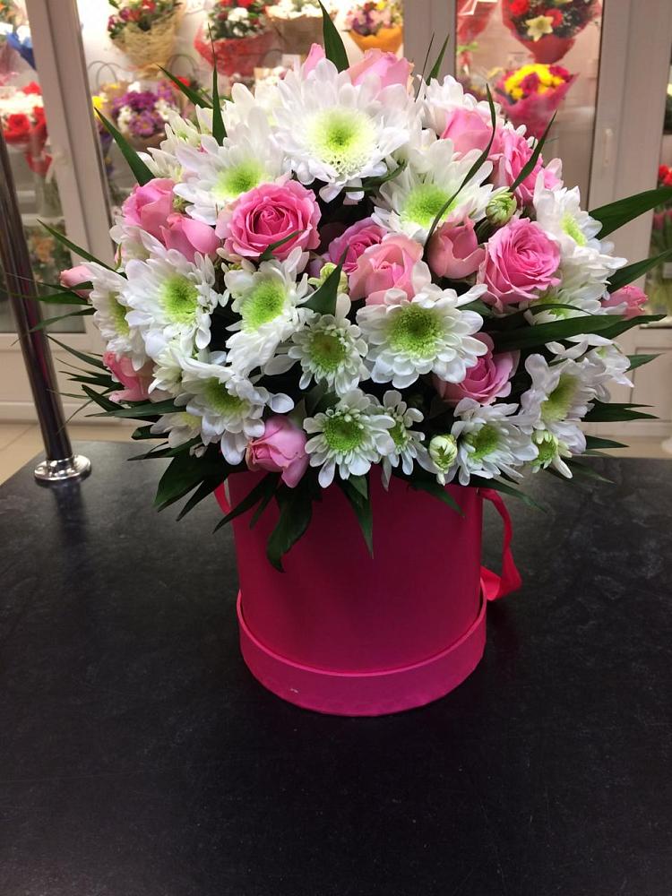 Цветочная композиция из Розы и Хризантемы в шляпной коробке в Итатский