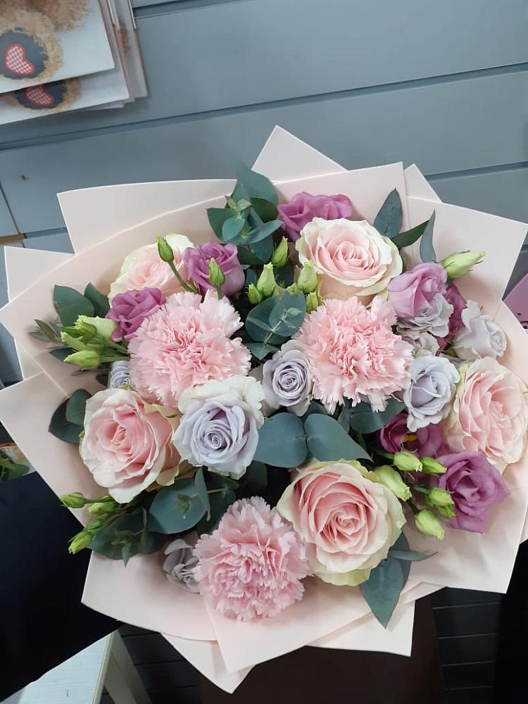 Букет цветов из: Розы, Гвоздики и Лизиантусы в Итатский