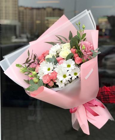 Букет цветов из: Розы, Лизиантусы и Хризантемы в Итатский