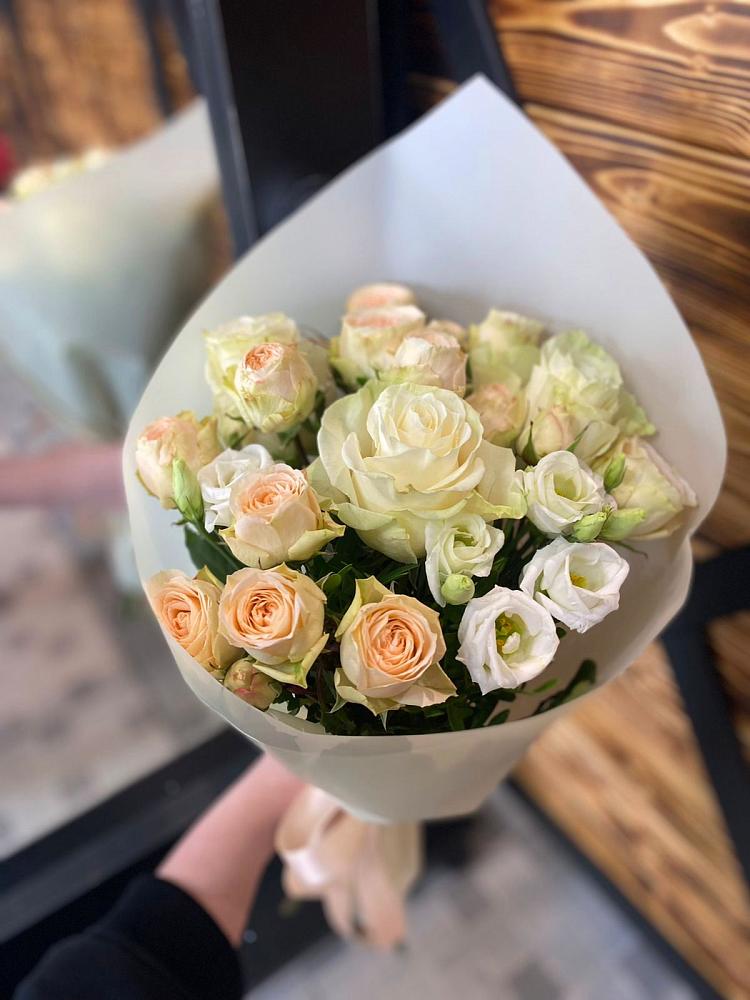 Букет цветов из: Розы и Лизиантусы в Итатский